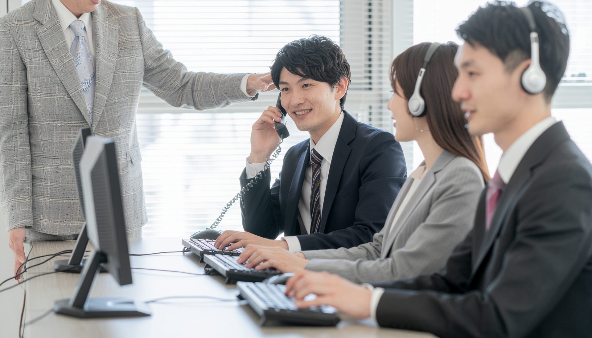 電話応対の新人・若手教育を受ける若手社員